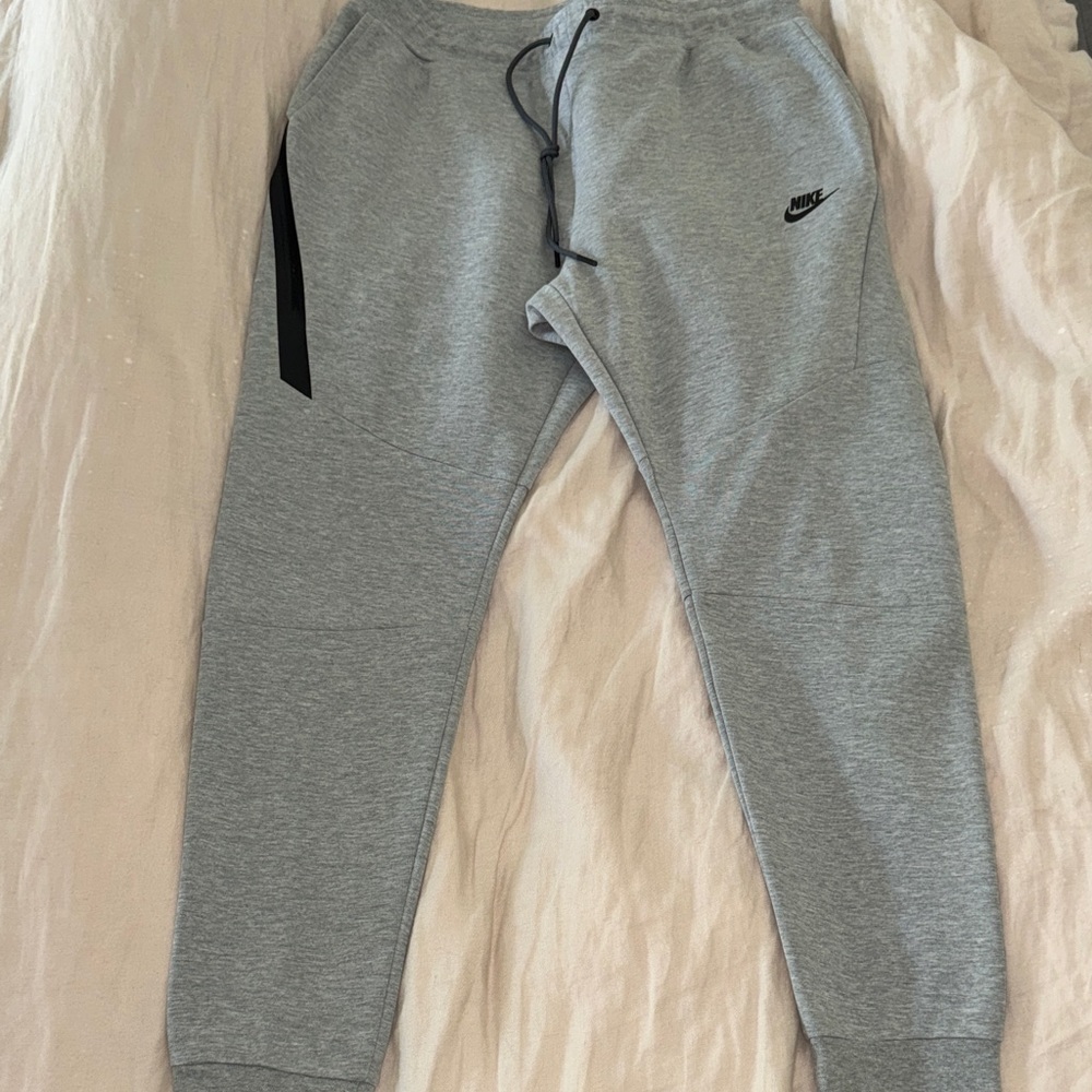 Nike Tech Fleece gray men’s sweatpants joggers size Large L